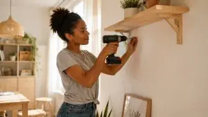 Quelle perceuse-visseuse choisir en 2026 : montage d'une étagère murale