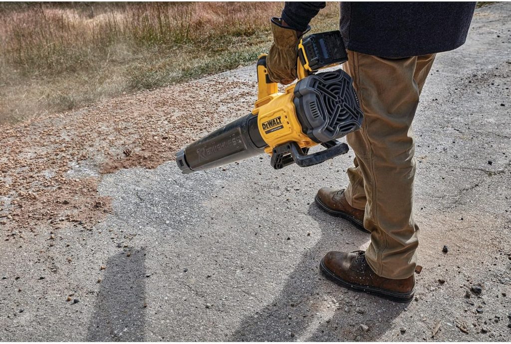 Test du souffleur de jardin DeWalt DCMBL562N-XJ en extérieur sur allée